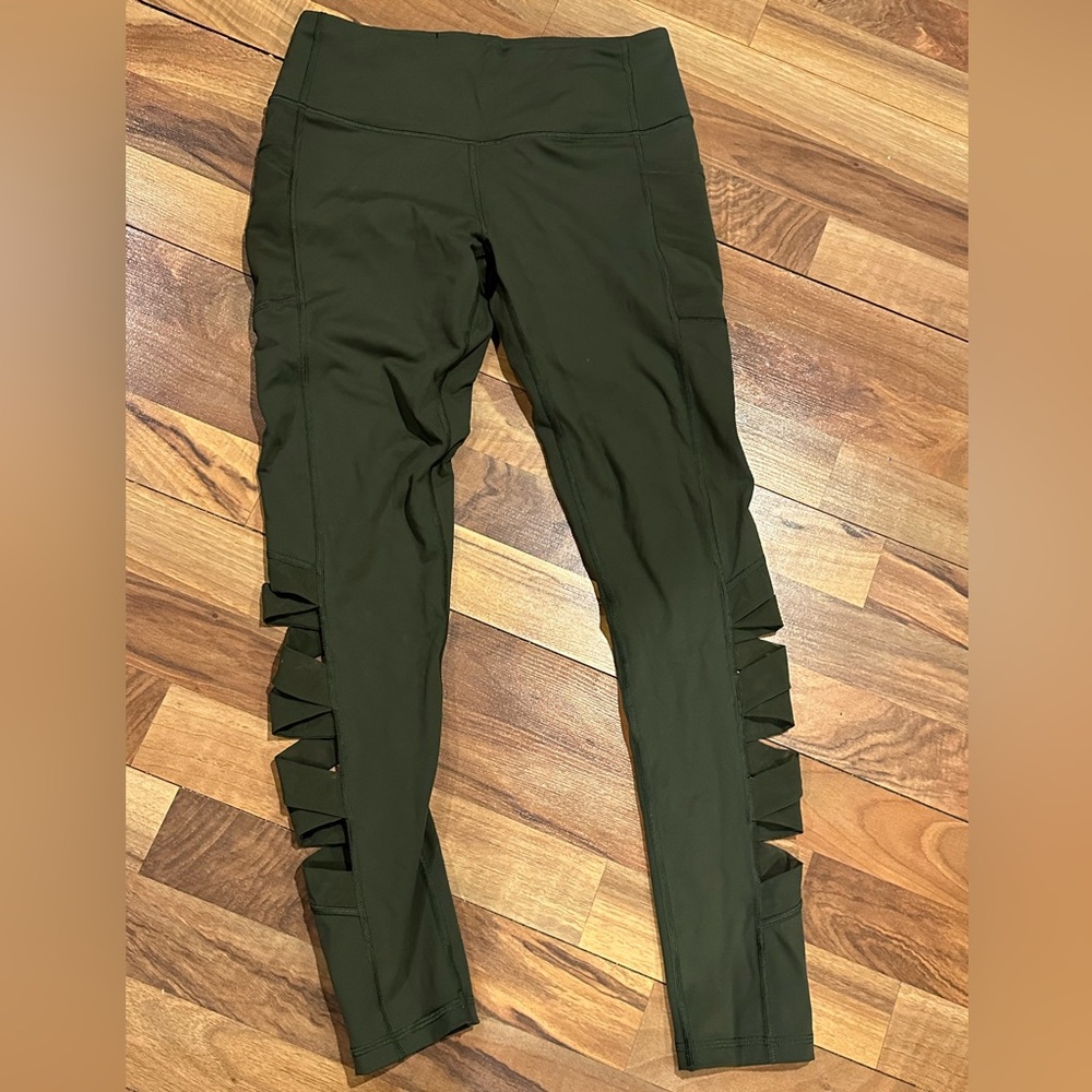 Victoria Sport olive leggings, phone pockets, zigzag cutouts, size medium